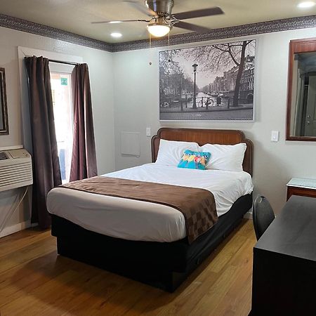 Outpost Motel Дрипинг Спрингс Екстериор снимка